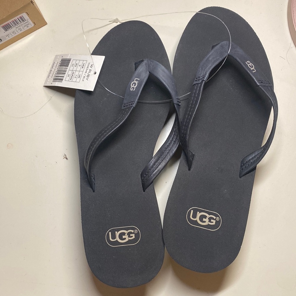 UGG Womens Ruby Sandals, NWT. Never worn! Size 9